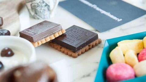 Au centre, les P’tits cancres de Thierry Court en version chocolatée, clin d’œil artisanal à une star industrielle du goûter.   